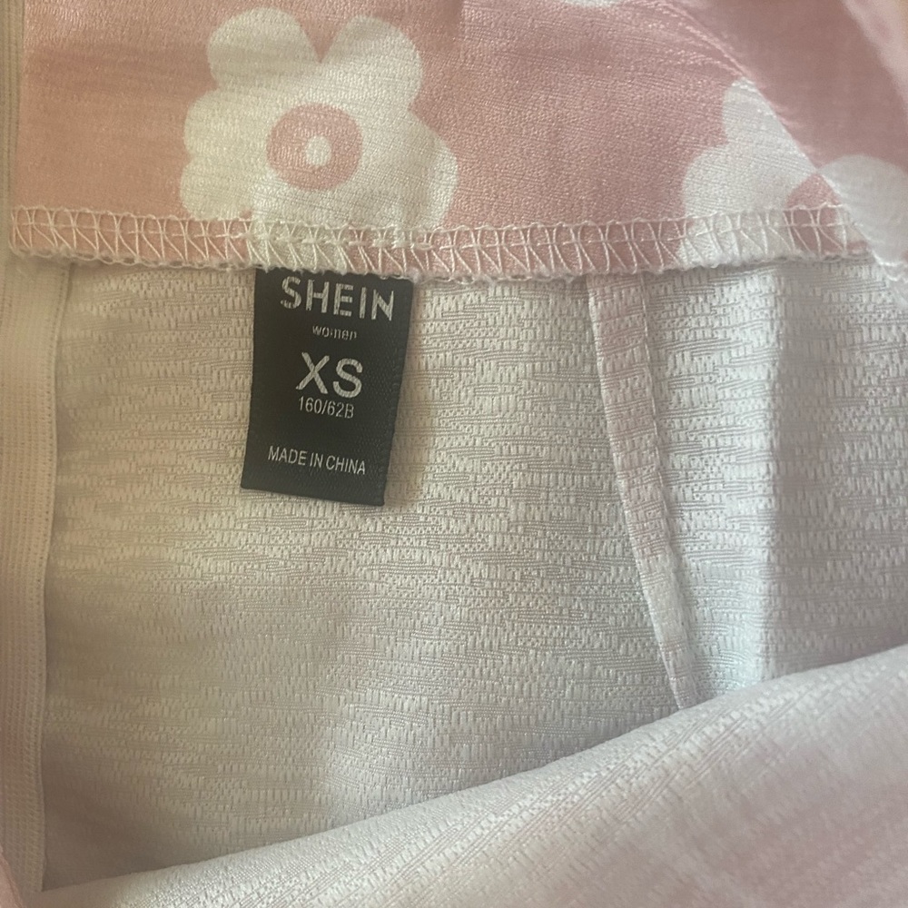 🤩Pink floral print skirt - Picture 2 of 3